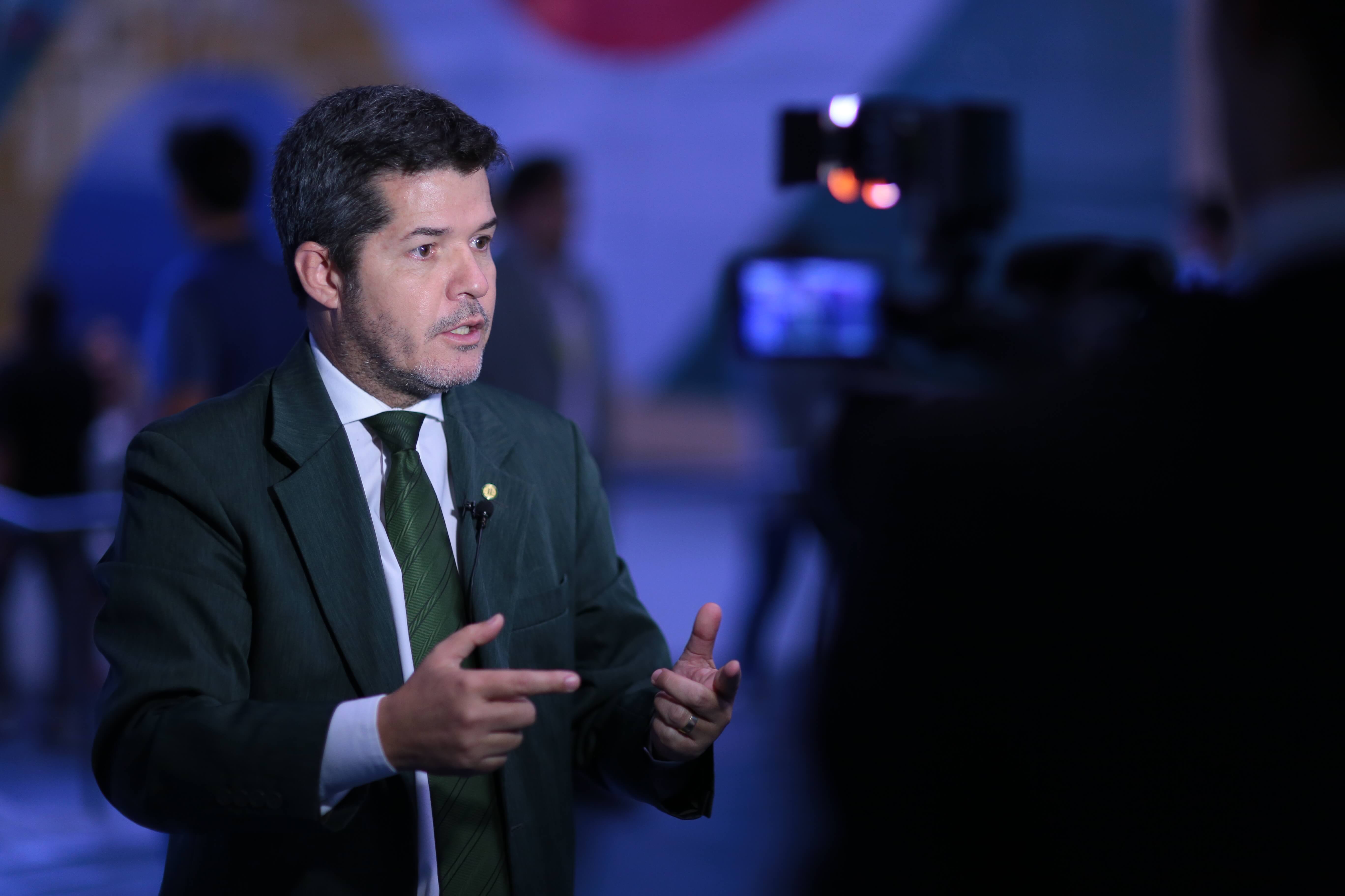 Delegado Waldir concedendo uma entrevista